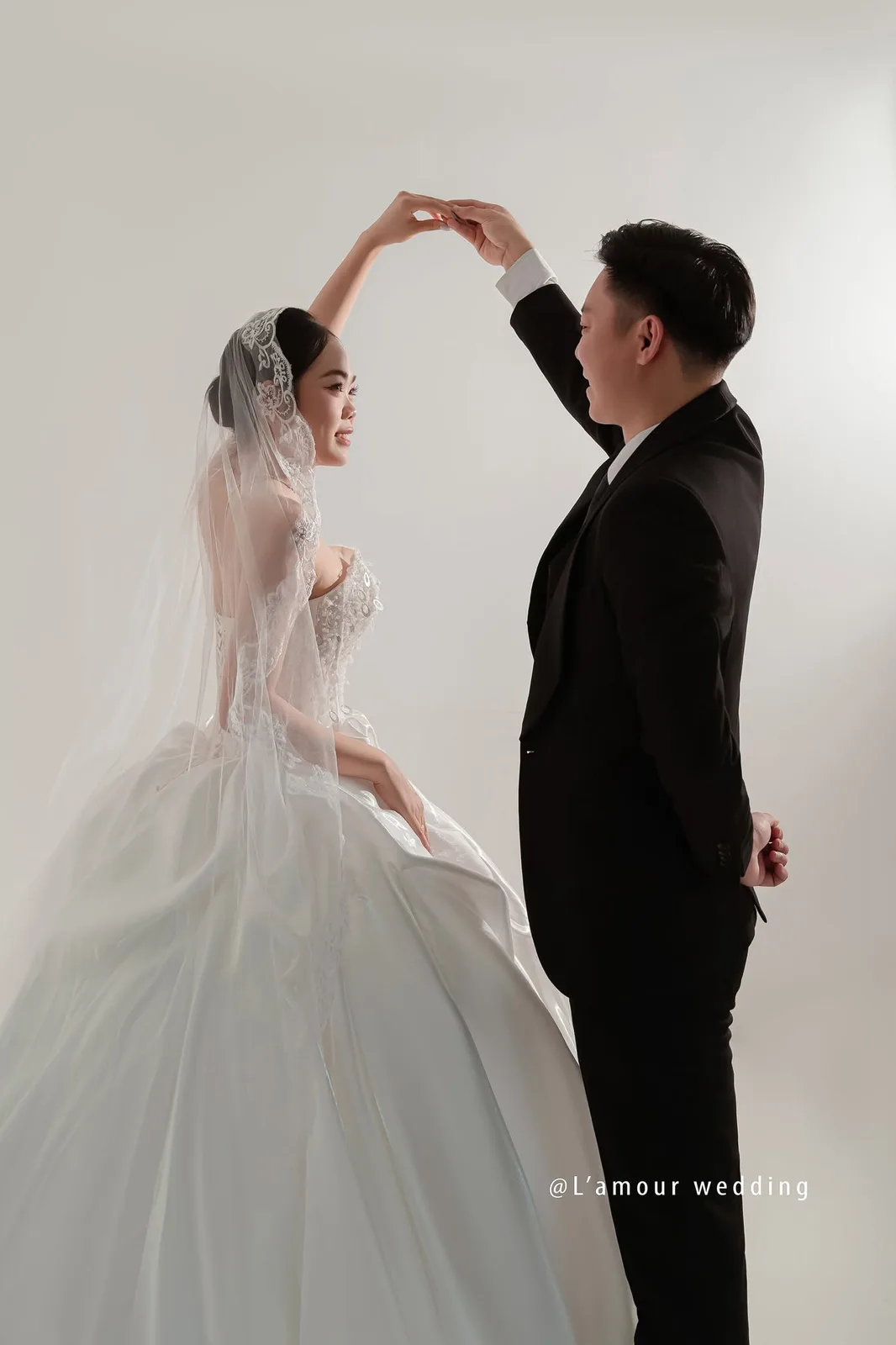 Không gian studio cưới và đội ngũ nhiếp ảnh, trang điểm